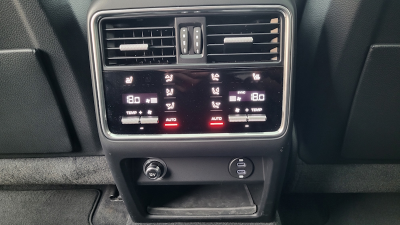 
Porsh Cayenne E-Hybride Coupé Platinium Edition full									