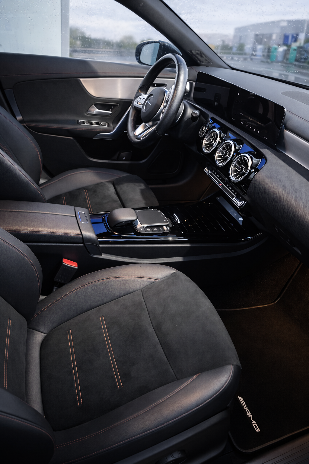 
Mercedes Benz CLA 200 d 150ch AMG Line 8G-DCT 8cv full									