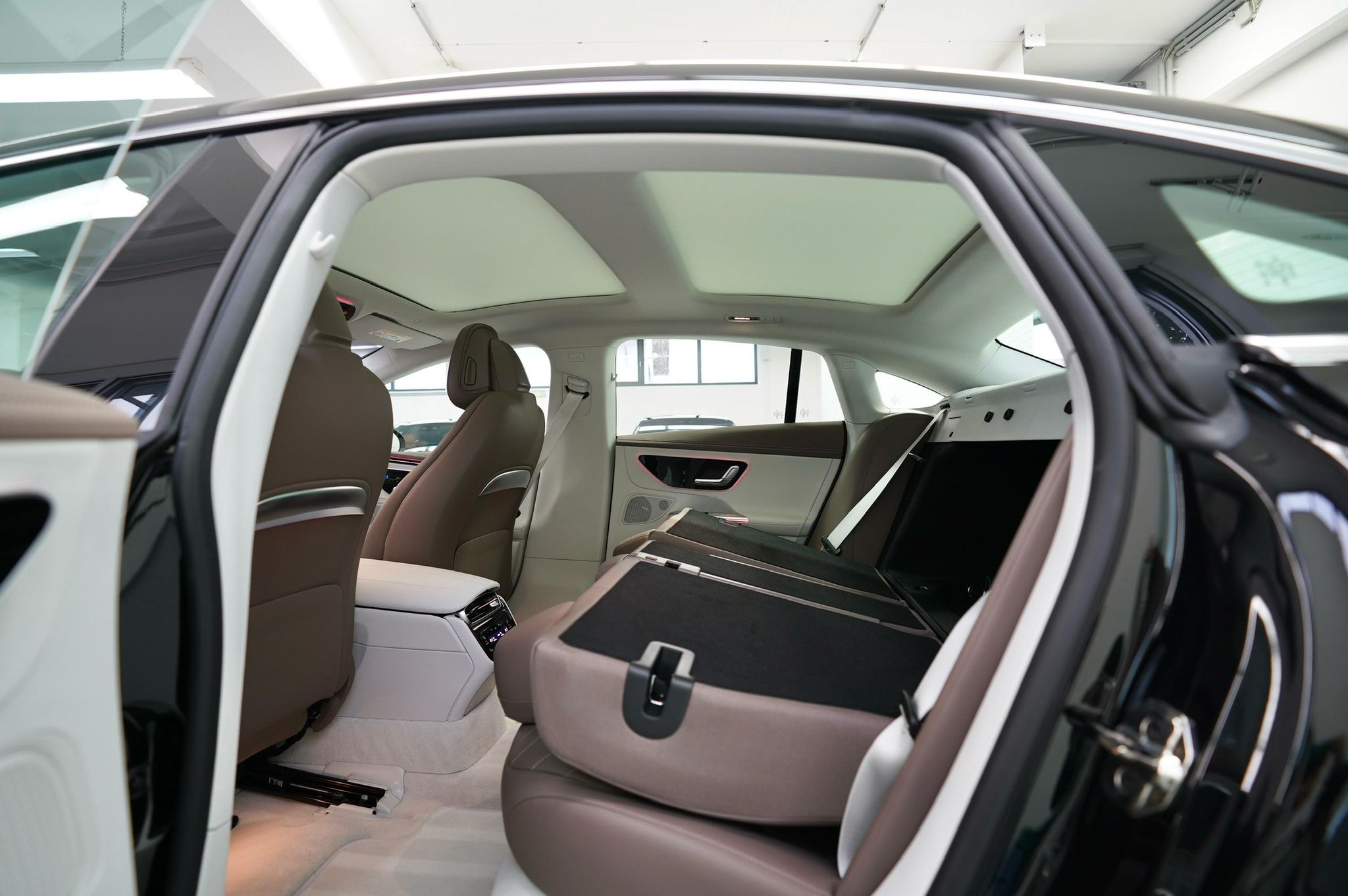 
Mercedes Benz EQE 300 full									