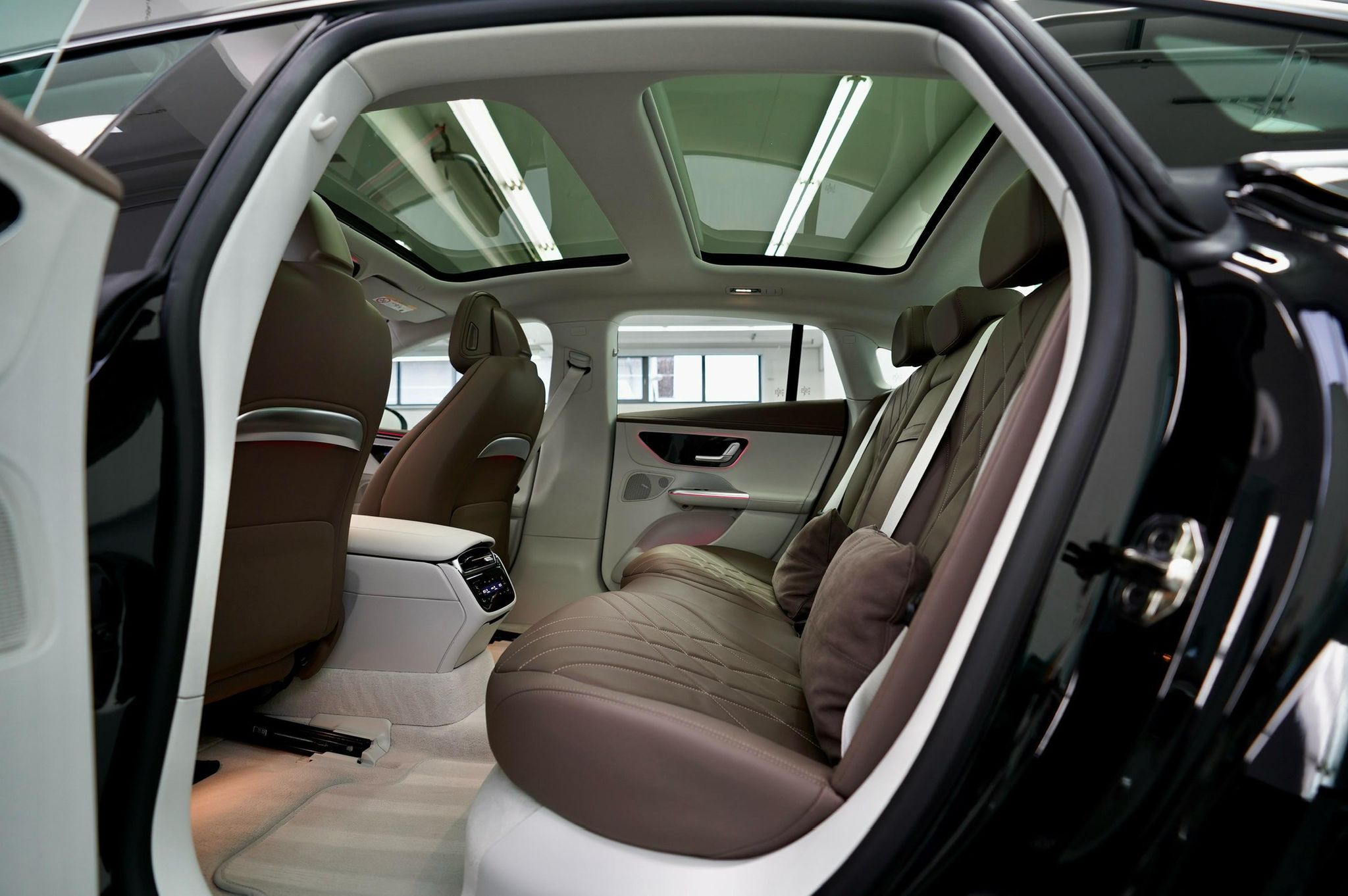 
Mercedes Benz EQE 300 full									