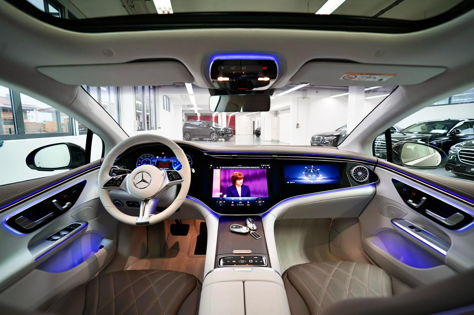 
Mercedes Benz EQE 300 full									