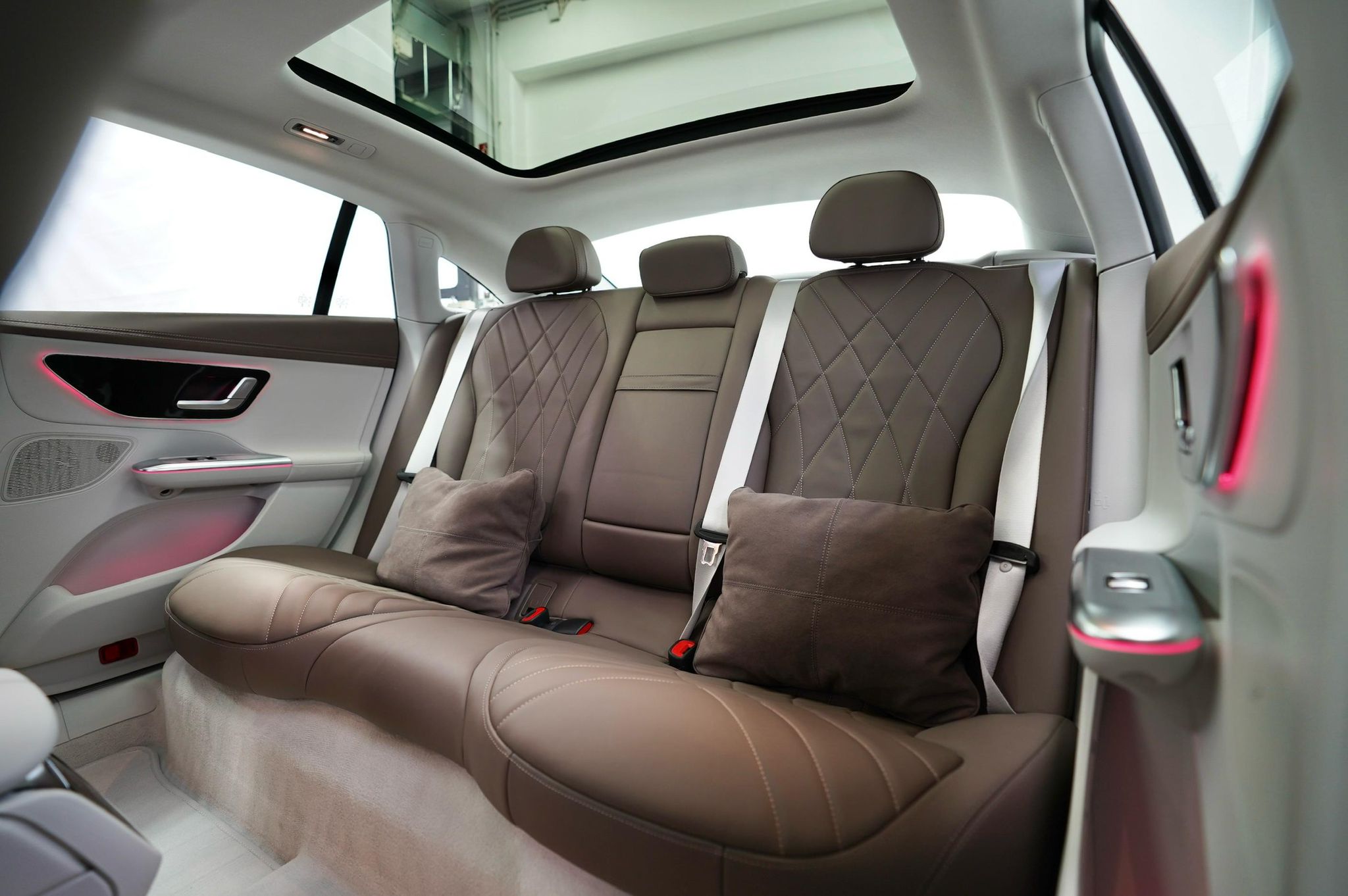 
Mercedes Benz EQE 300 full									