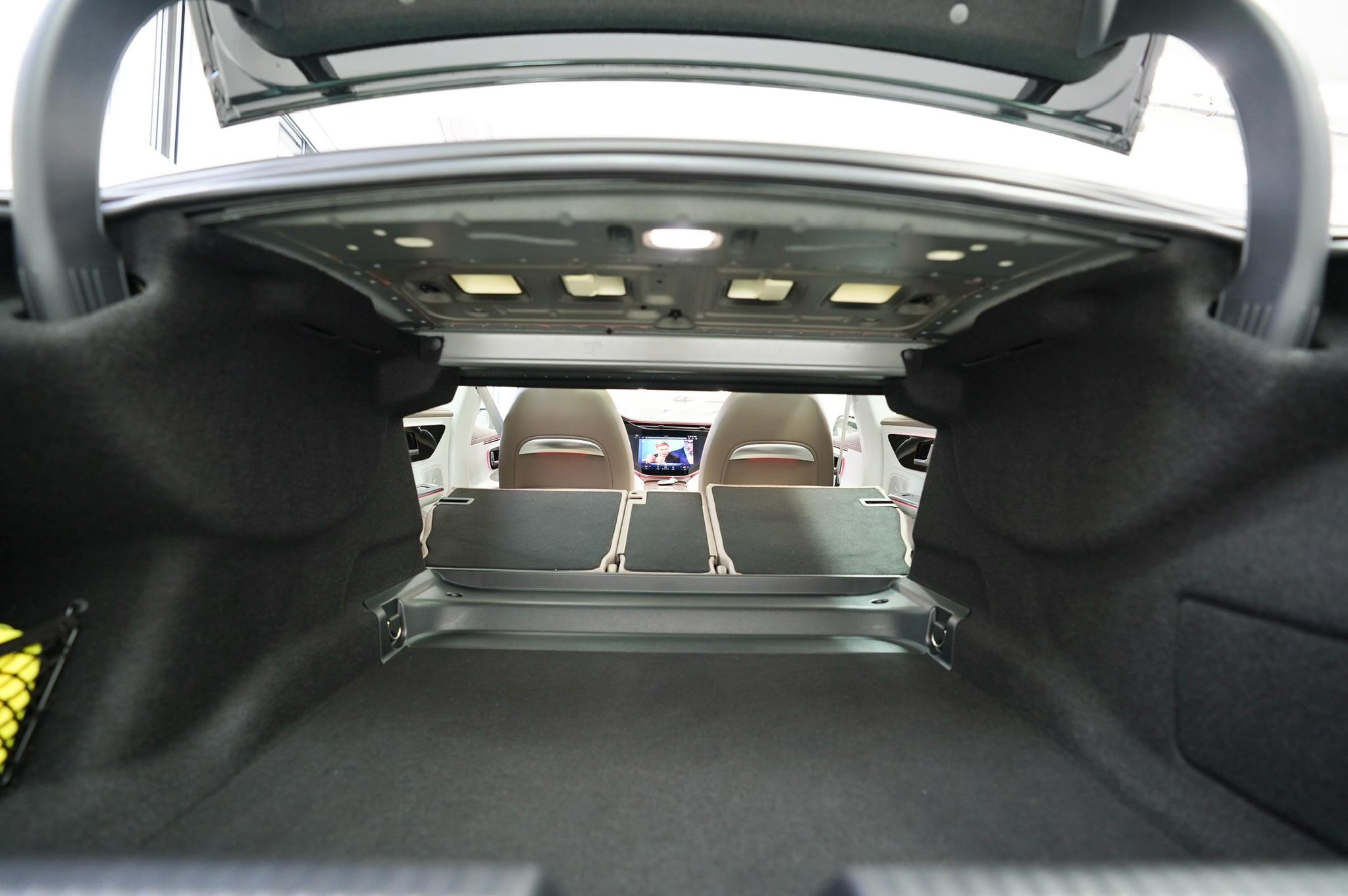 
Mercedes Benz EQE 300 full									