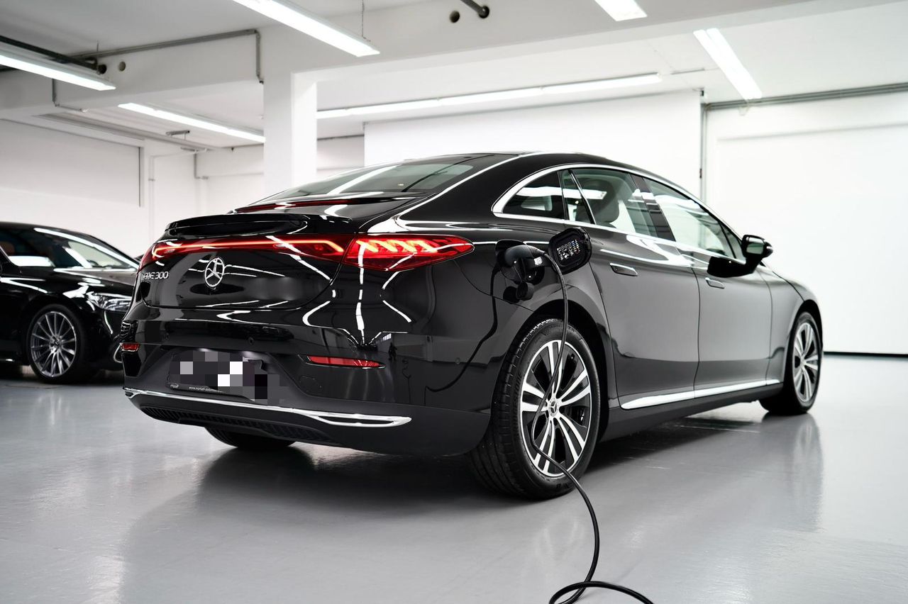 
Mercedes Benz EQE 300 full									